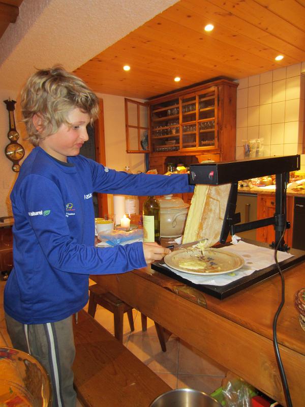 20130210_Nax 004.JPG - Simon beim Raclette machen im Chalet (Mayens-de-Nax)